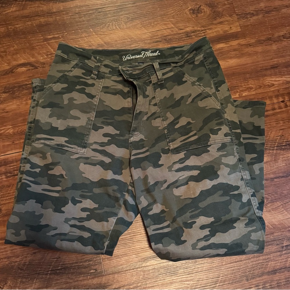 Universal Thread Green Camouflage Straight Leg Pants